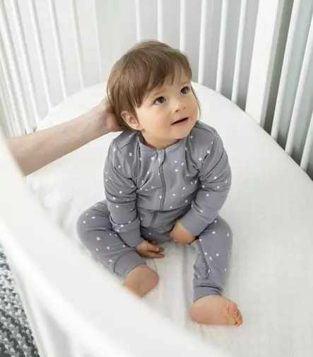Stokke Sleepi V3 pinnasänky White lapsella. - Stokke Sleepi tuotteet - 591402bund - 2